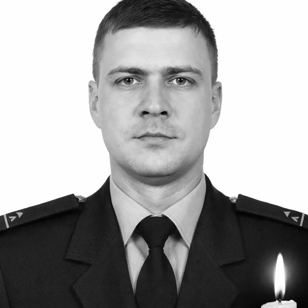 Рятувальник у формі з палаючою свічкою в руках, символ пам'яті та вшанування загиблих героїв