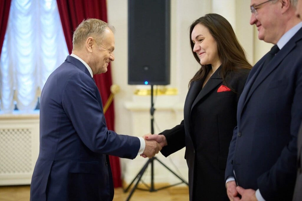 Прем'єр-міністр Польщі вітає українську представницю під час офіційної зустрічі делегацій у Києві