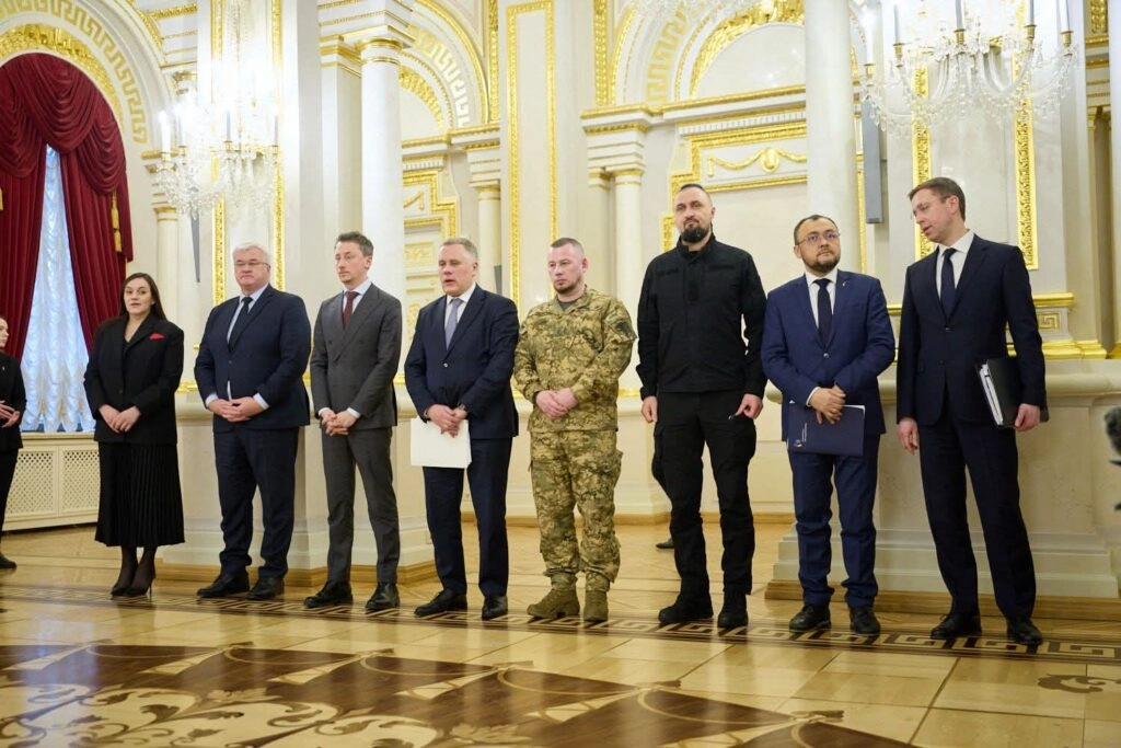 Українська та польська делегації під час офіційної зустрічі у розкішній залі з золотими елементами декору