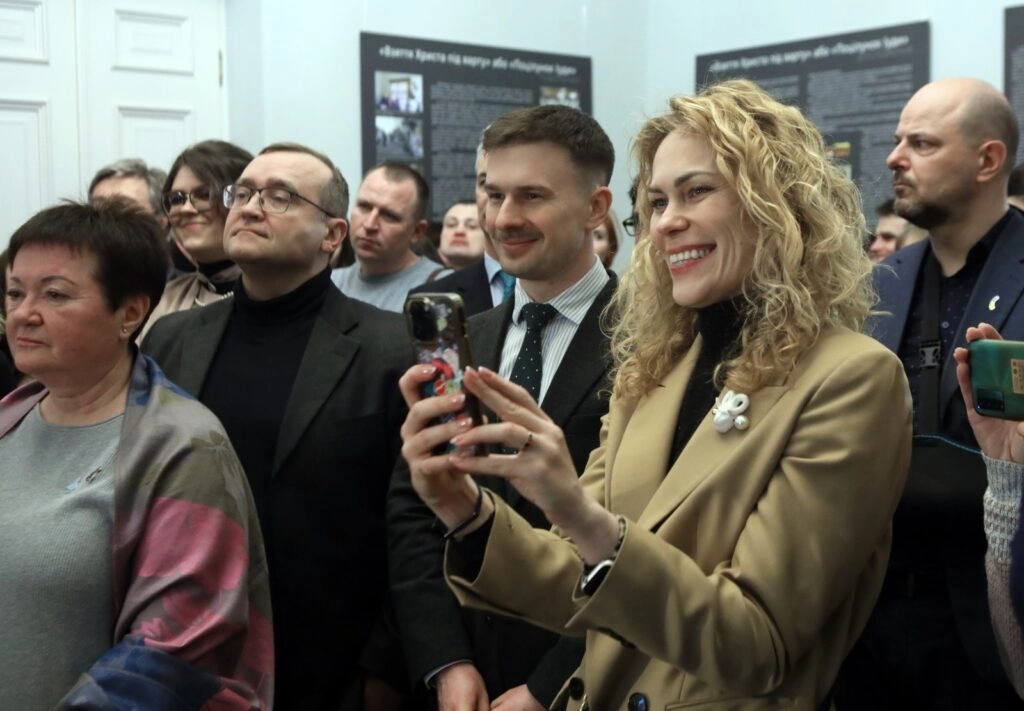 Люди на виставці в Національному заповіднику «Софія Київська», присвяченій відновленню картини Караваджо