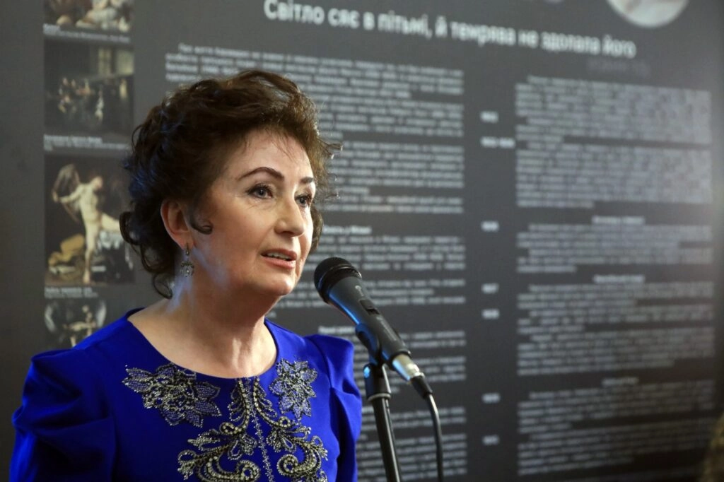 Жінка в синій сукні виступає на відкритті виставки у Національному заповіднику «Софія Київська