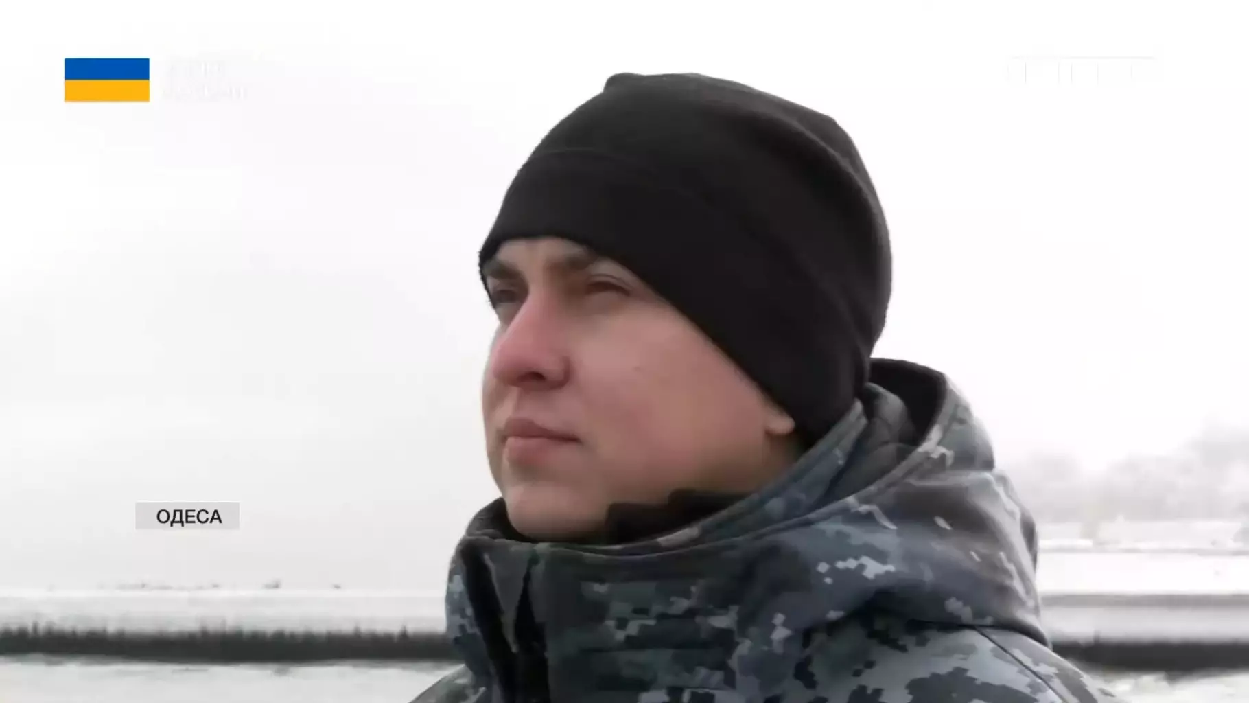 Прикордонник у військовій формі на фоні зимового моря в Одесі, Україна