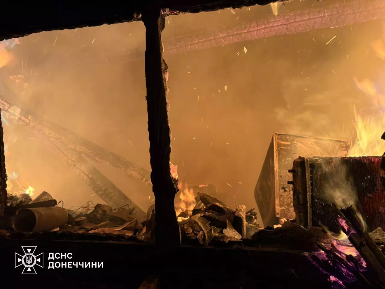 Руйнування критичної інфраструктури після обстрілів, пожежа та дим всередині зруйнованої будівлі