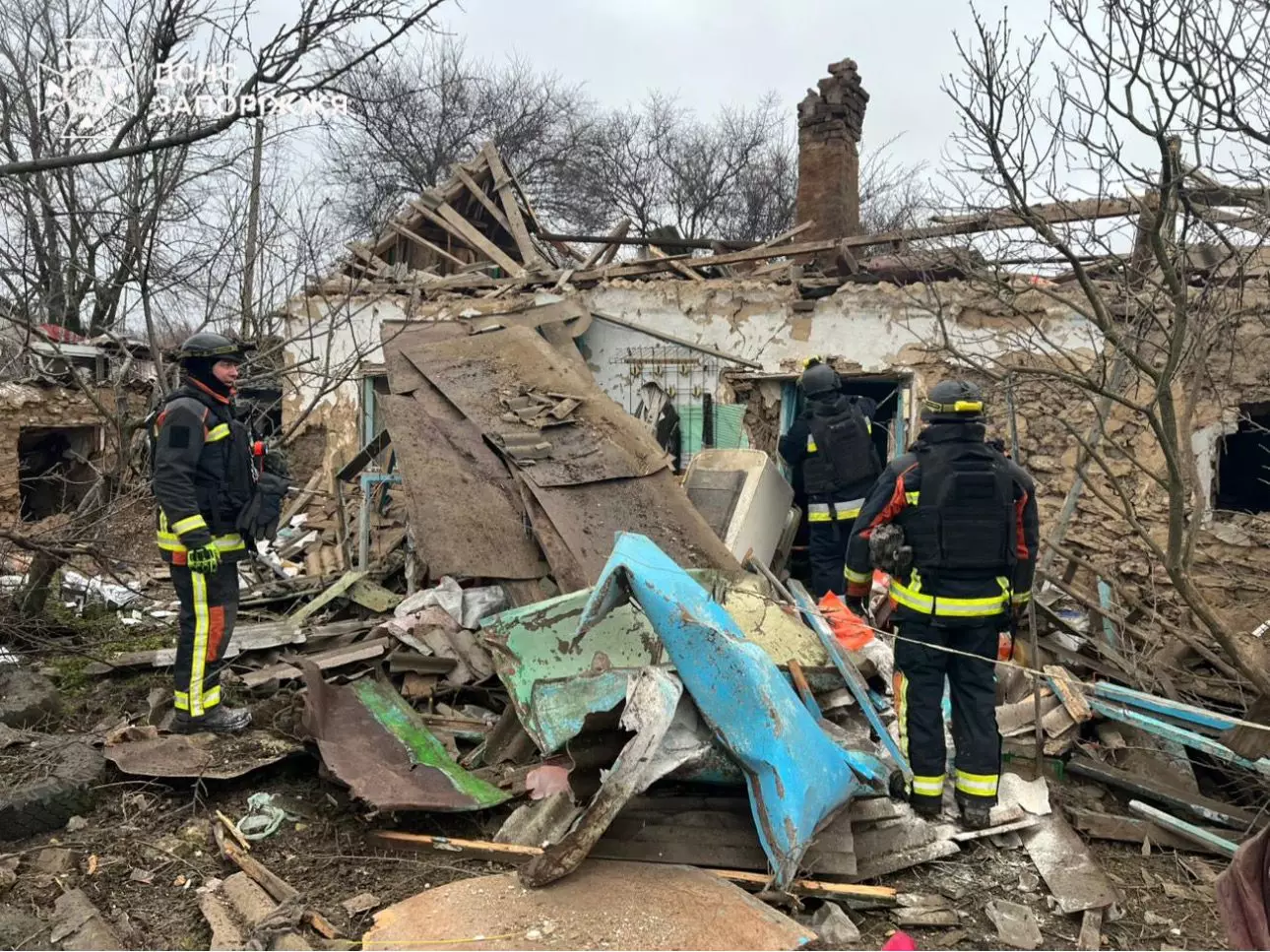 Рятувальники оглядають зруйнований будинок після обстрілу в Україні, тривають відновлювальні роботи