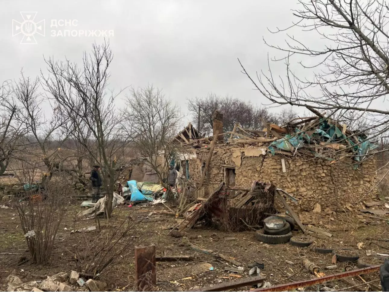 Зруйнований будинок після обстрілу, люди оглядають пошкодження, відновлення інфраструктури в Україні