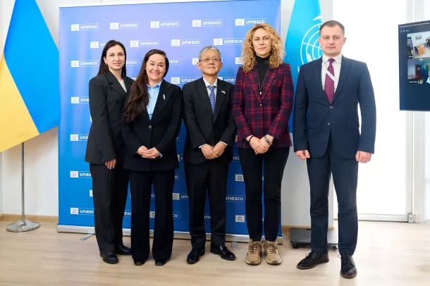 Представники ЮНЕСКО та Японії під час підписання фінансової угоди на підтримку України