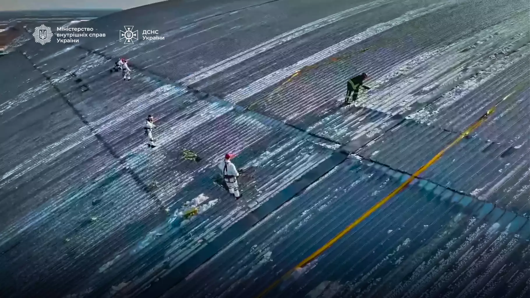 Рятувальники ДСНС на даху зруйнованої будівлі, працюють у складних умовах для порятунку людей