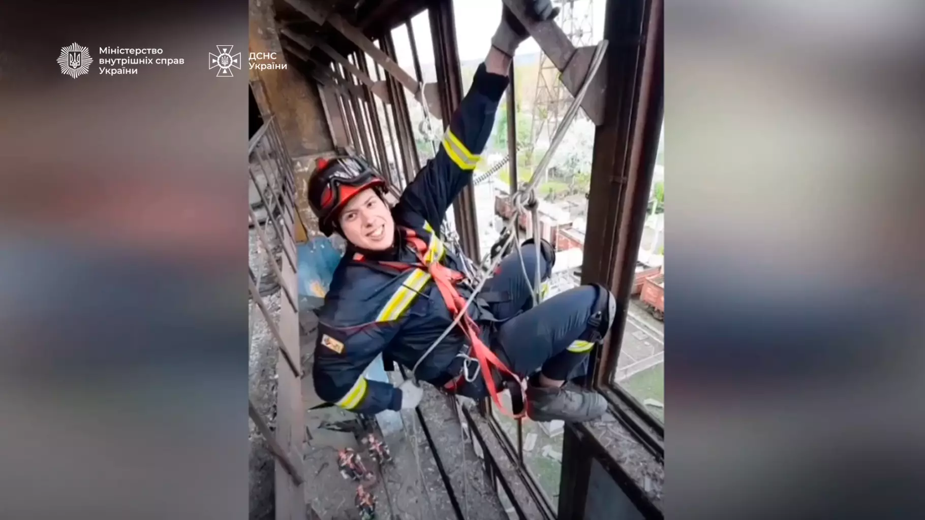 Рятувальник-верхолаз у спецспорядженні виконує завдання на висоті в зруйнованій будівлі